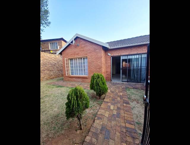 2 BEDROOM TOWNHOUSE FOR SALE IN KYALAMI HILLS